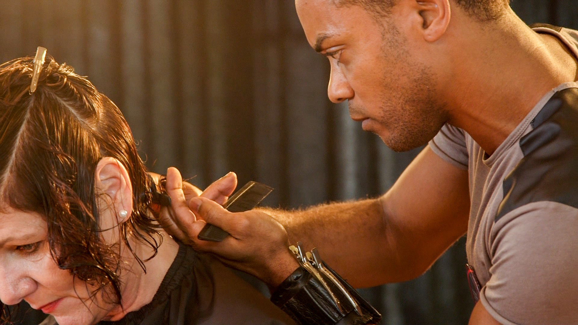 Professional hairstylist working with Aerorasor